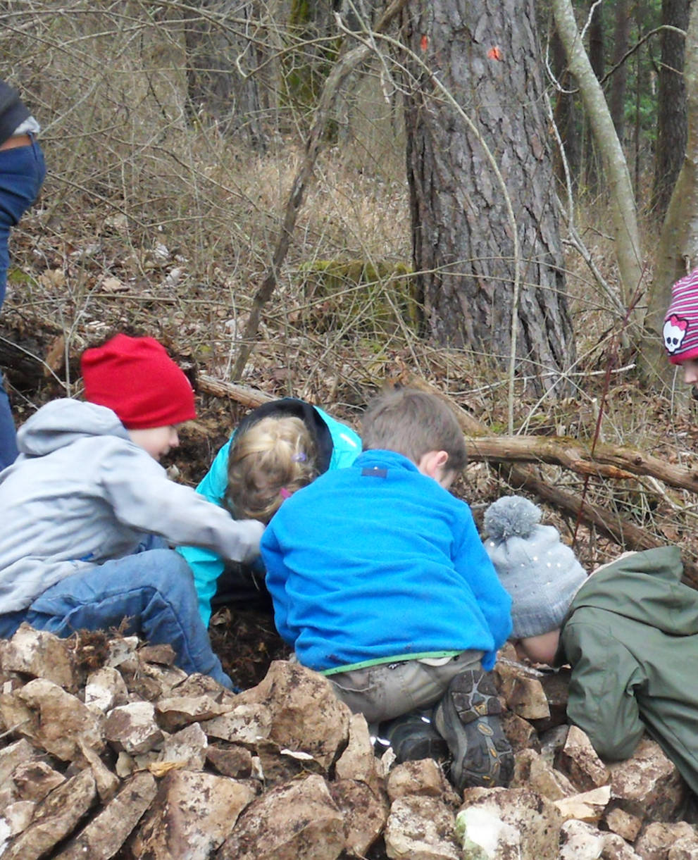 Kindernaturschutzgruppe Gwaagge im Schutzgebiet Laadel Lesesteinhaufen